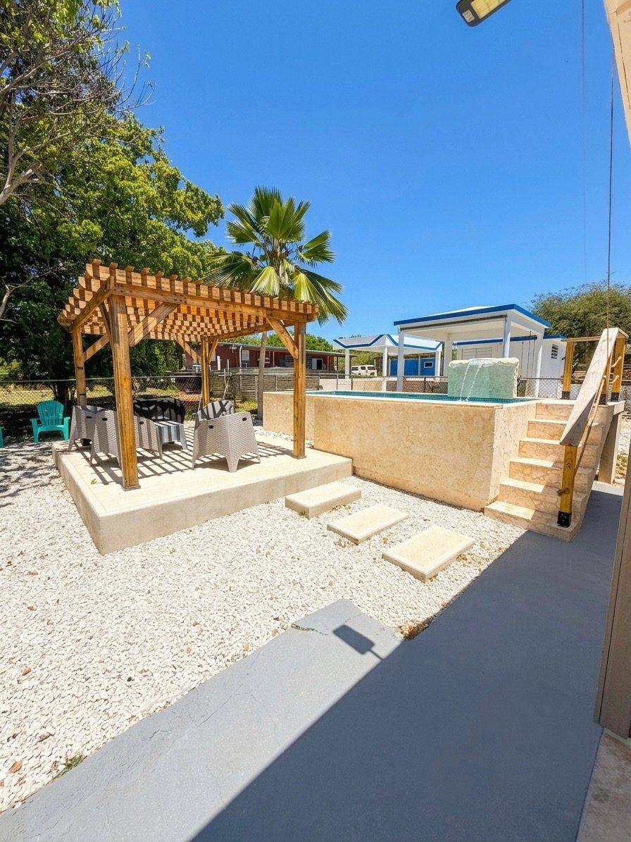 Patio con pérgola y piscina de Villa 1