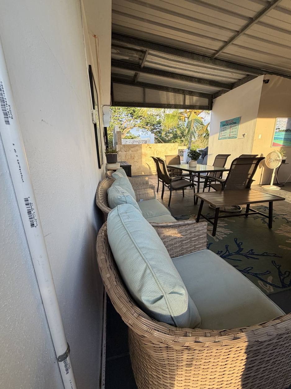 Sala exterior con muebles de mimbre de Villa 2