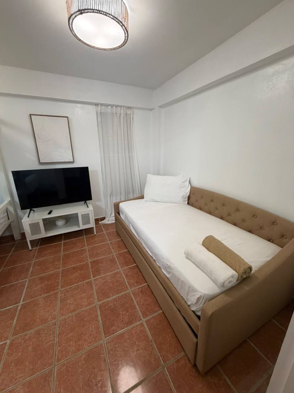 Habitación con sofá cama y televisor de Villa 2
