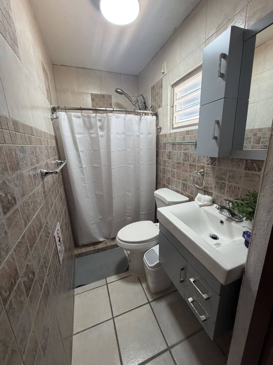 Baño con ducha de Villa 2